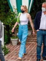 0_A-slim-looking-Sophie-Turner-and-Joe-Jonas-are-spotted-at-San-Vicente-Bungalows-for-a-lunch-...jpg